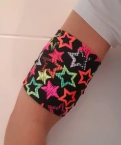 Omnipod-bandjes Lycra Armband In Zwart Met Neon Sterren Van 25/26 Cm Ter Bescherming Van De Omnipod Of Sensor Ivm Diabetes, Geschikt Om Mee Te Zwemmen. Beschermt De Sensor Zoals De Freestyle Libre Of De Omnipod