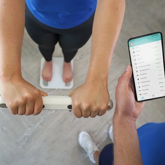 Silvergear Slimme Pro Weegschaal Met Handvat - 14 Meetfuncties En Analyse App - 8 Sensoren - Professionele Sportschool Smart Scale - Bio Impedantie Meting - Onderlichaam ?n Bovenlichaam Metingen - Wit 11 Silvergear Slimme Pro Weegschaal Met Handvat - 14 Meetfuncties En Analyse App - 8 Sensoren - Professionele Sportschool Smart Scale - Bio Impedantie Meting - Onderlichaam ?n Bovenlichaam Metingen - Wit - Afbeelding 9